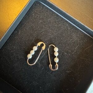 Brand new silver safety pin with pearls earrings